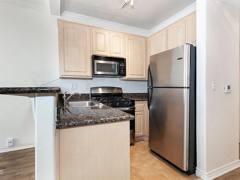 300 N El Molino Ave #210 — Photo 3