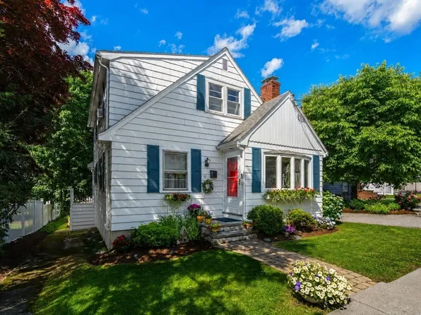 11 Country Rd, Brookline, MA 02467