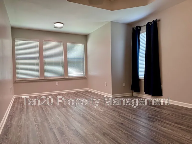400 Gwynnes Way — Photo 11