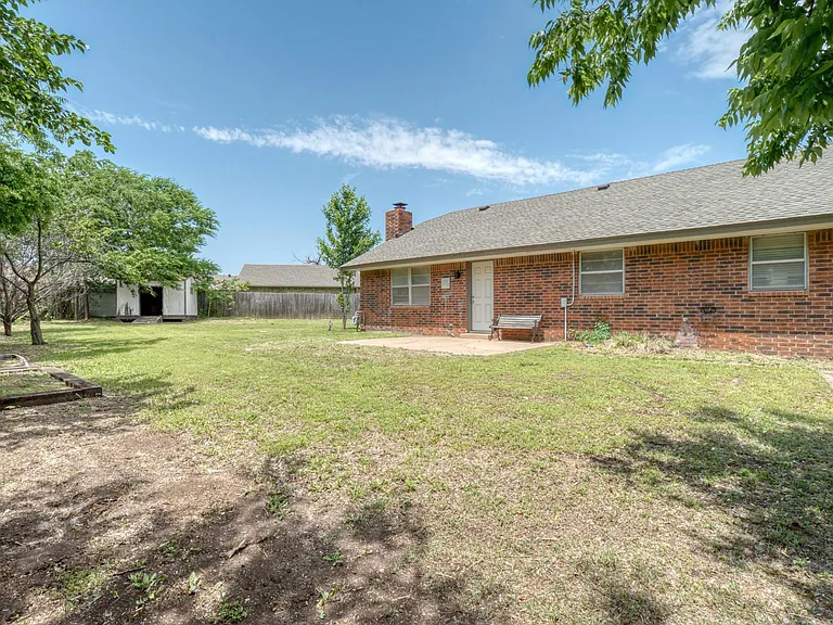700 Wood Hollow Ln — Photo 4