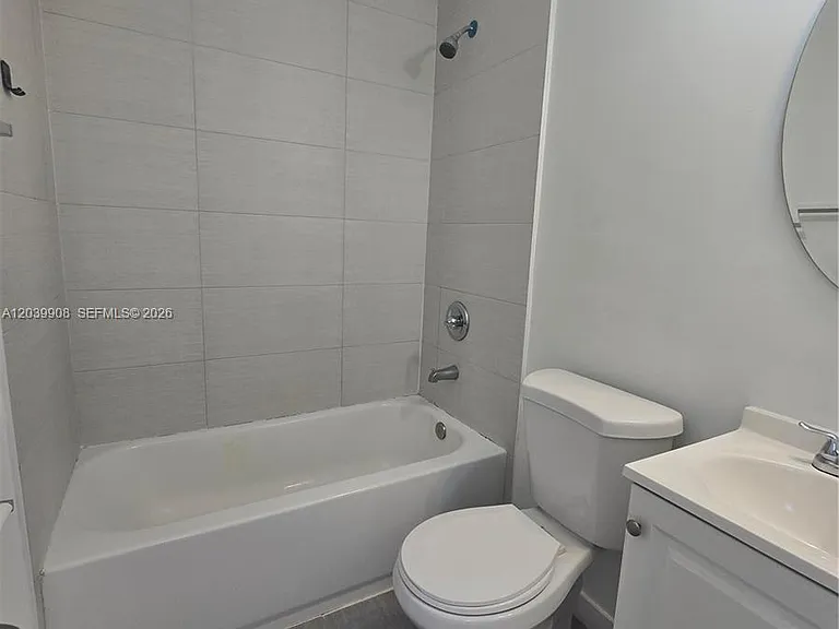 237 SW 13th St #5 — Photo 6