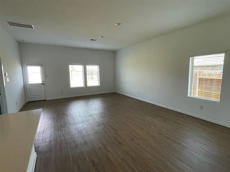 827 Rosewood Trl — Photo 2