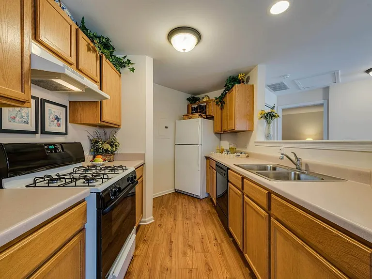 Sutton Place Apartments — Photo 31