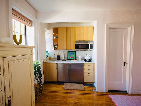 5th image of 22 Grove St APT 4A