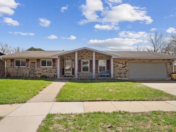 3001 Arbor Oaks Dr, Dubuque, IA 52001