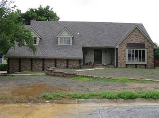 2141 Edgehill Rd, Salina, KS 67401