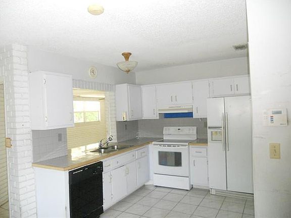 3rd image of 1400 NE 40th St