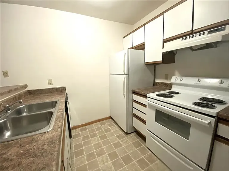 Summit Hill Apartments — Photo 19