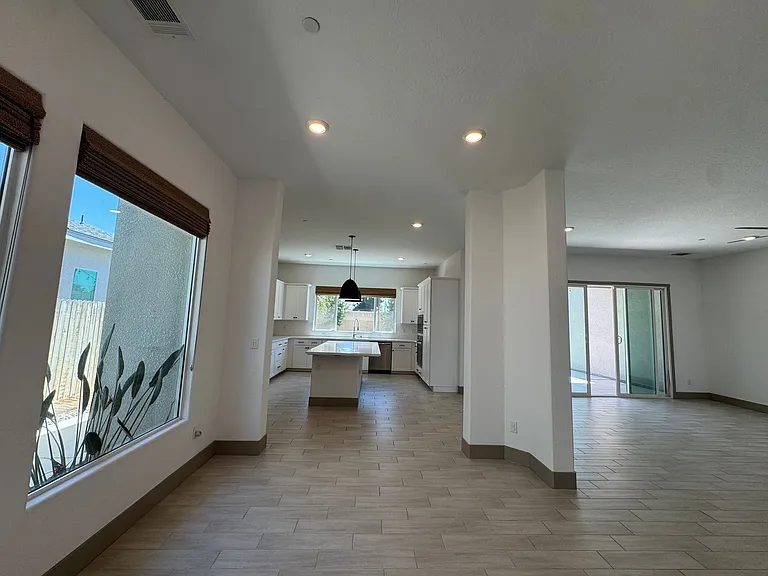 2637 W Andrew Ln — Photo 10