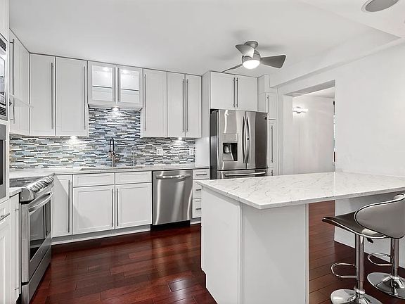 5th image of 303 E 49th St APT 10