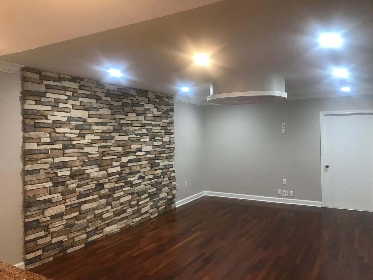 2 bed, 980 sqft, $1,800 — Photo 4