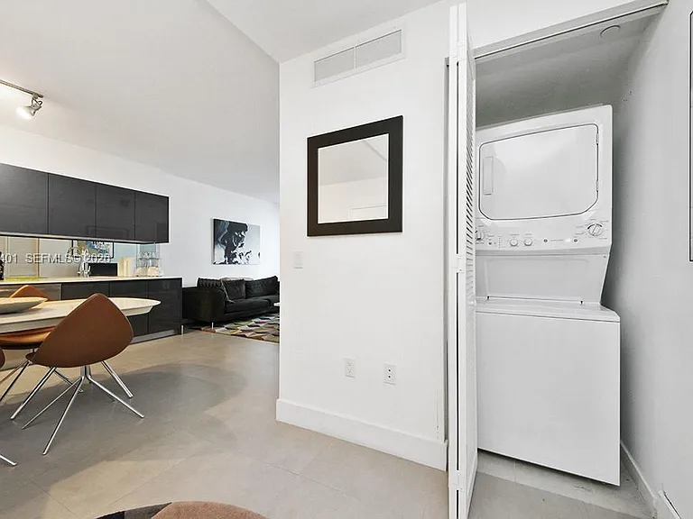 31 SE 6th St #1206 — Photo 10