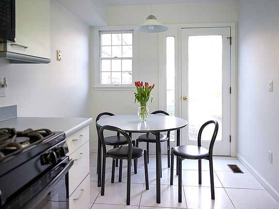 4th image of 16 Brook Hills Cir