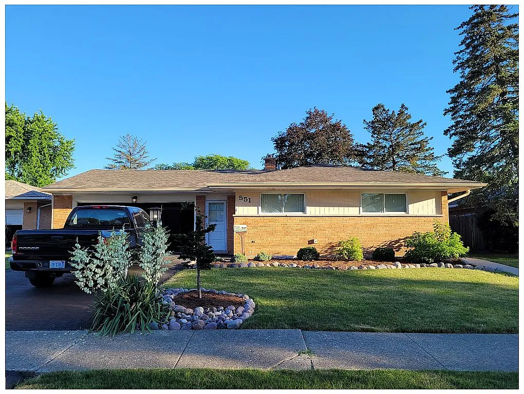 551 Berkshire Ln photo 1