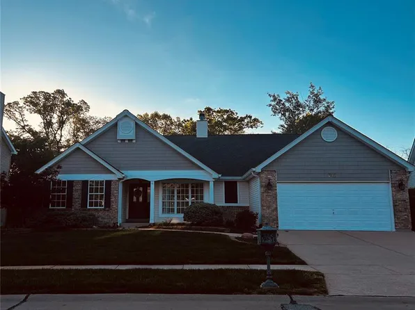 745 Charleston Oaks Dr, Ballwin, MO 63021