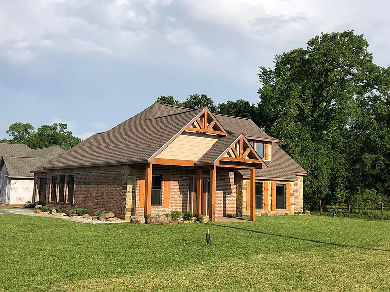 102 Elkhorn Dr — Photo 1