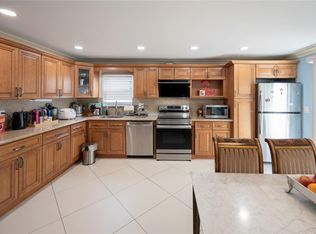 106 Parkview St, Plainview, NY 11803