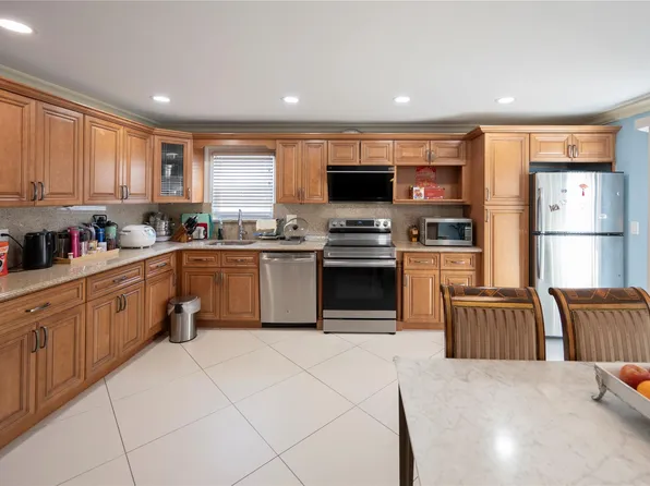 106 Parkview Street, Plainview, NY 11803