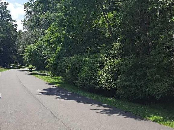 4th image of 2820 Green Lane Dr
