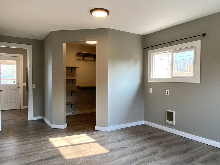 2207 E 10th St — Photo 11
