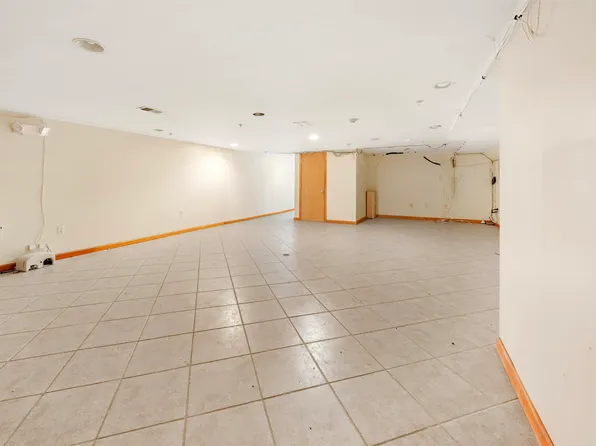 910 Summit Avenue image 11 of 15