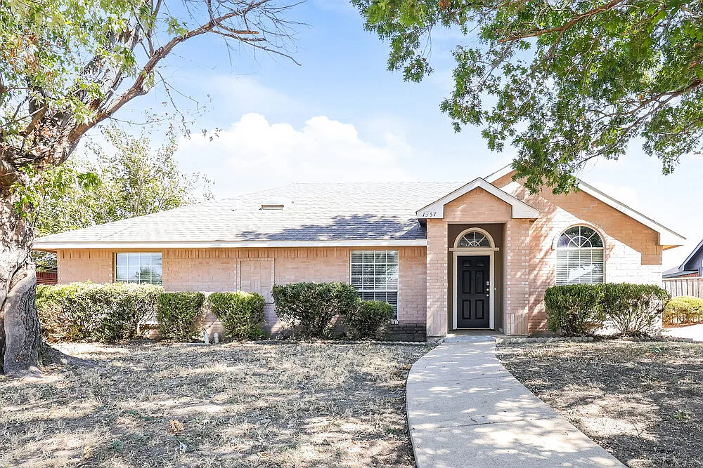 3 bed, 2.0 bath, 1388 sqft, $1,985 — Photo 1