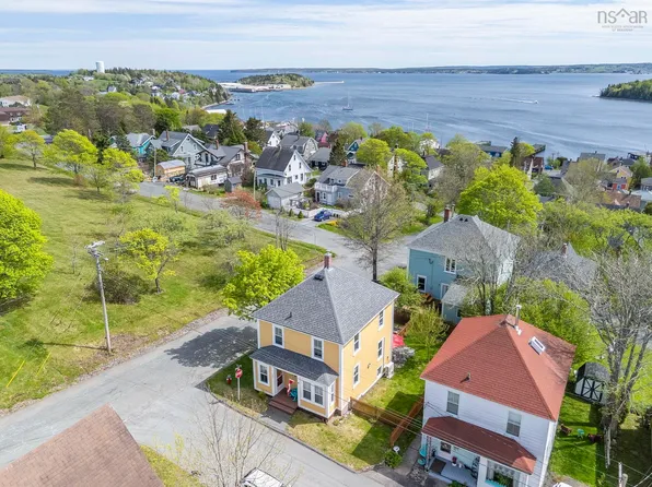 206 Fox St, Lunenburg, NS B0J 2C0