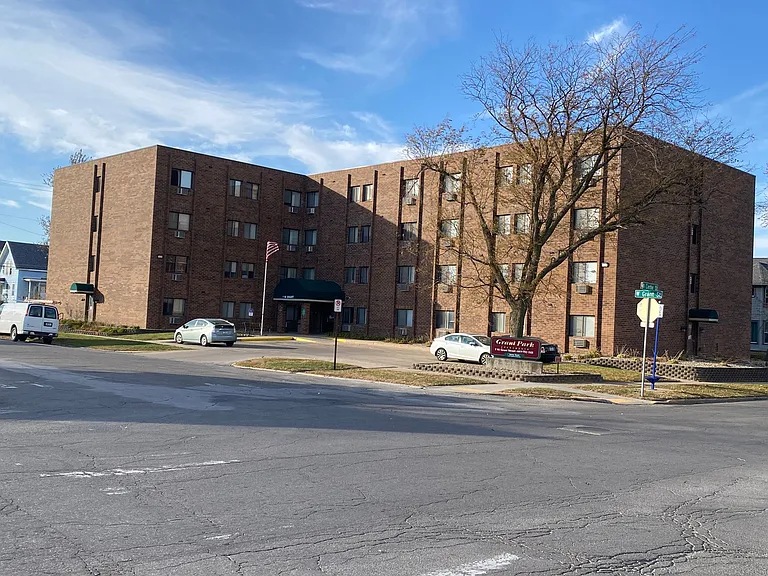 Grant Park Apartments — Photo 6
