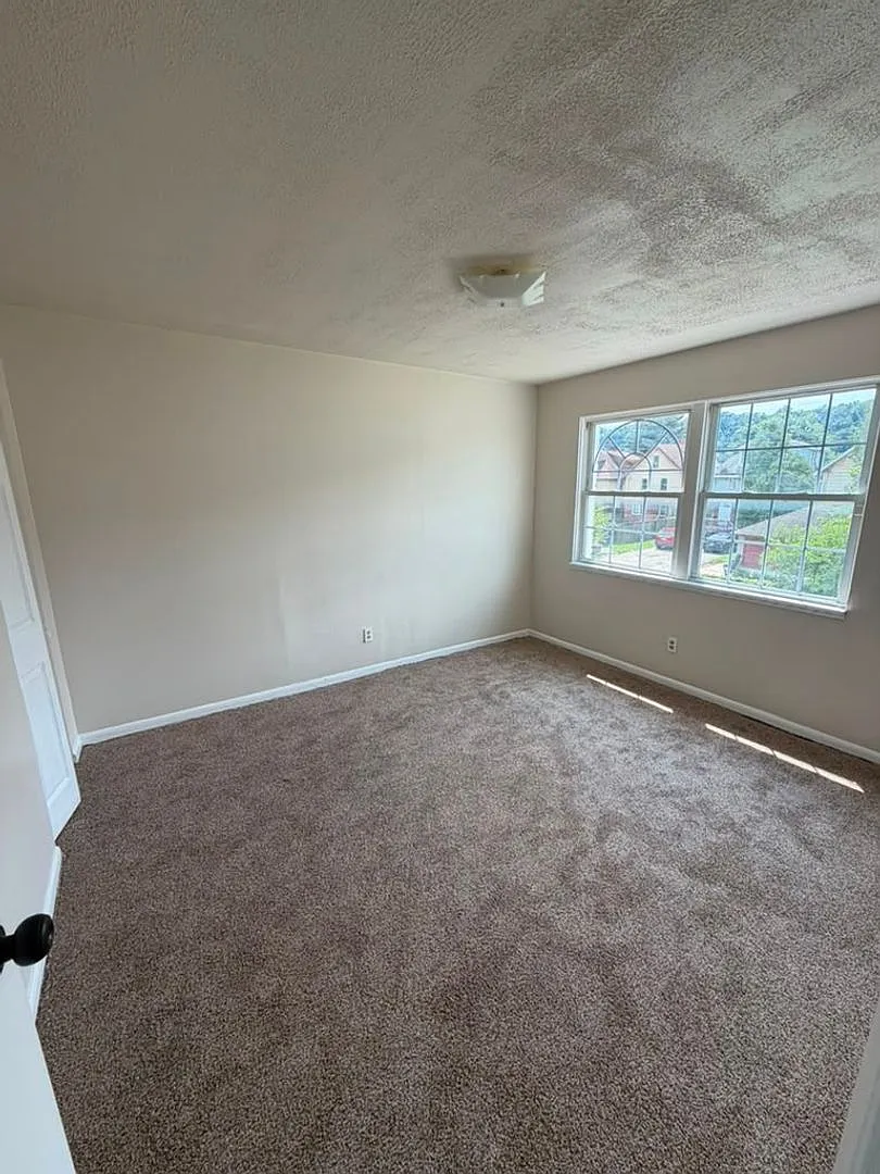 3 bed, $1,229 — Photo 2