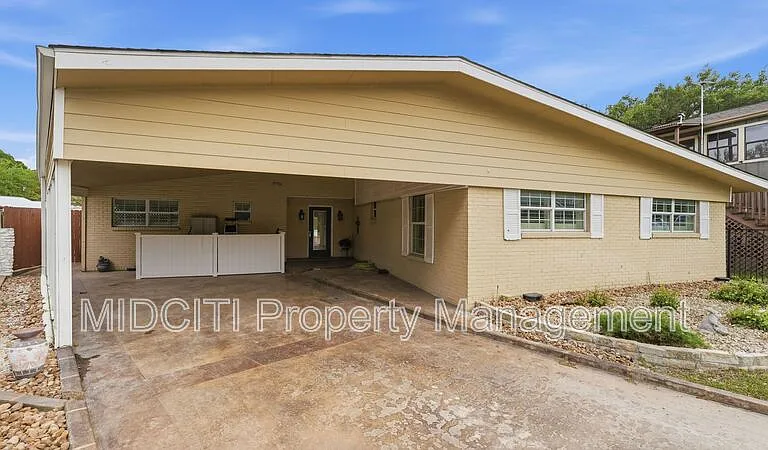 156 Trelawney St — Photo 4