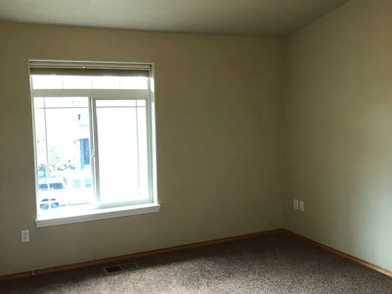136 SW Sharon Jane Pl — Photo 3