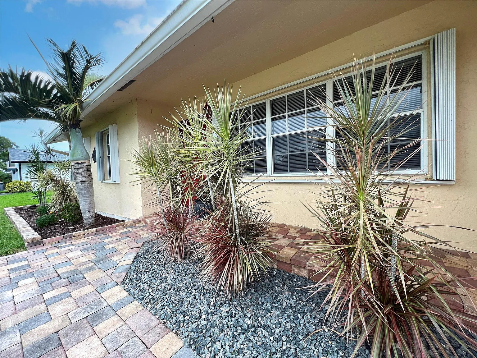 3 bed, 2.0 bath, 1045 sqft, $3,600 — Photo 3