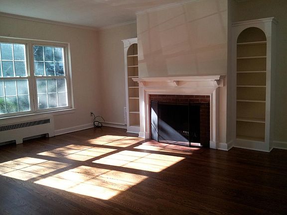 bright and sunny living rm with built ins