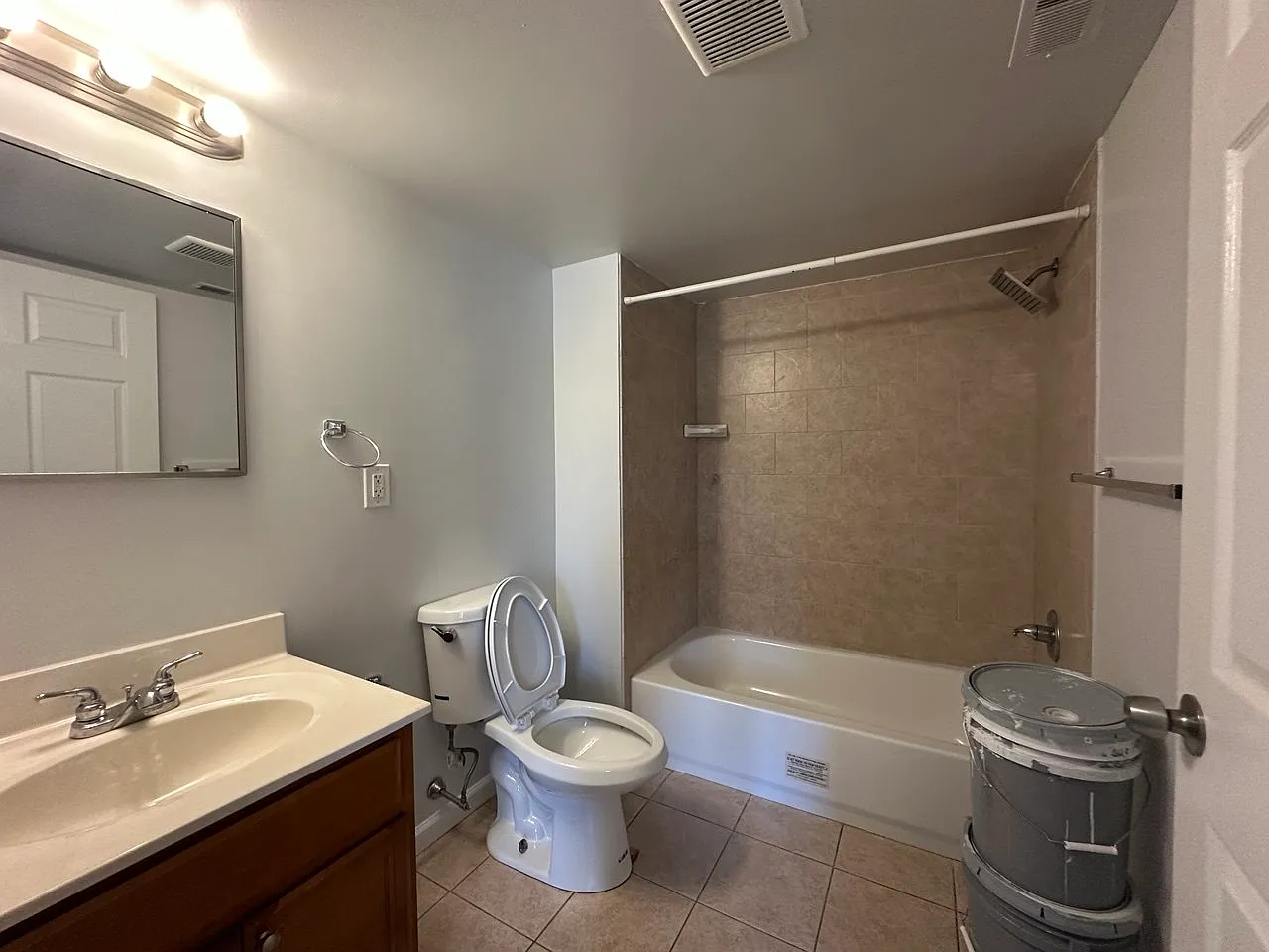 3 bed, 2200 sqft, $1,650 — Photo 4