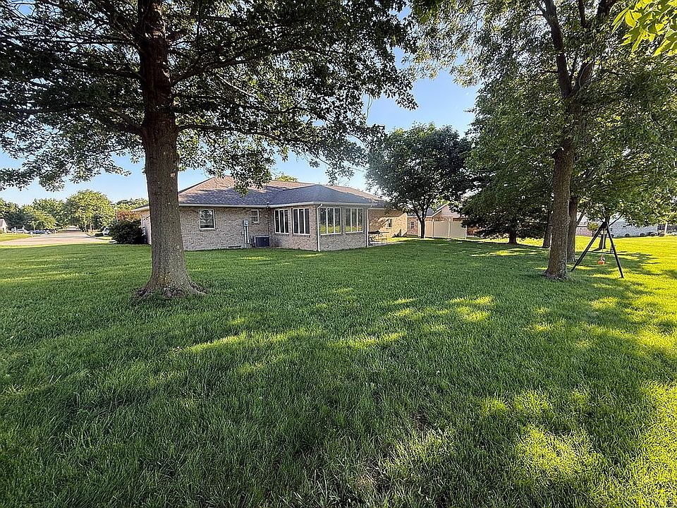 2nd image of 811 Deer Circle Dr