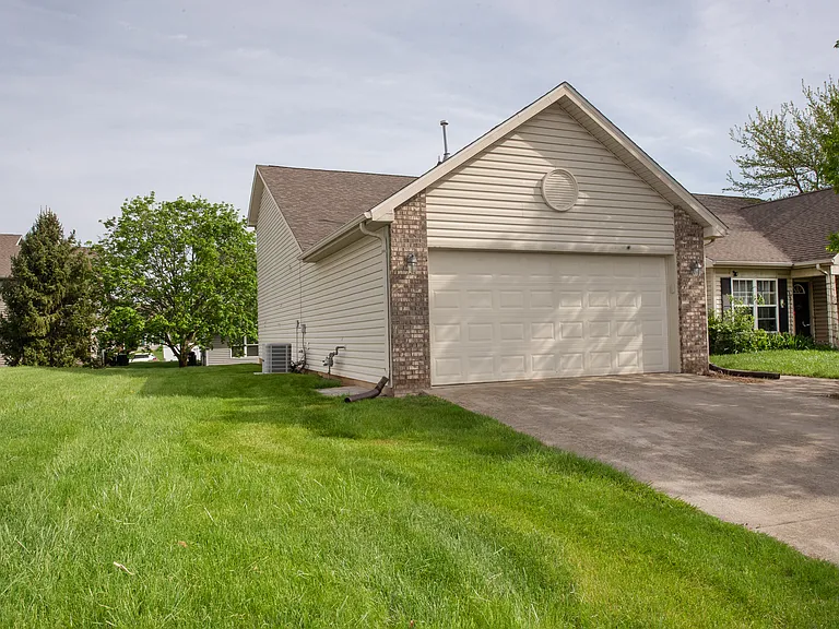 1940 Ellison Dr — Photo 3