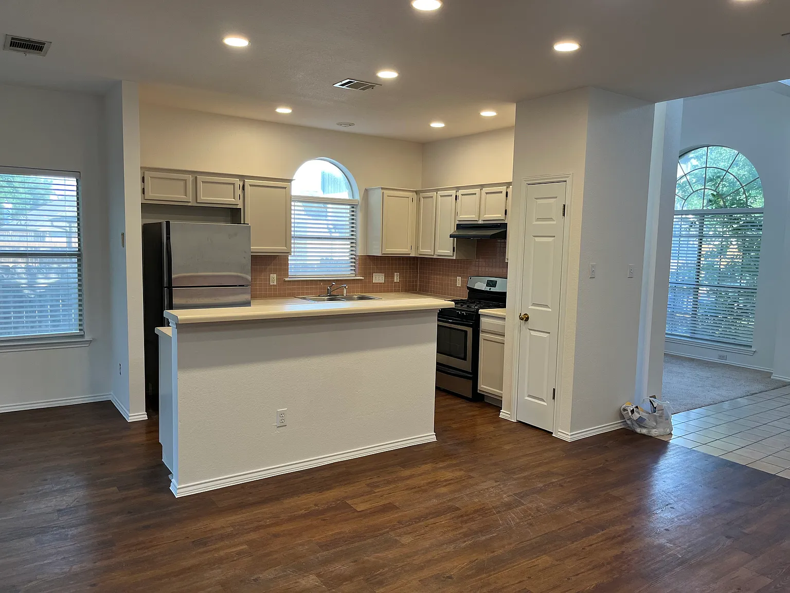 3 bed, 2.5 bath, 2089 sqft, $2,195 — Photo 4