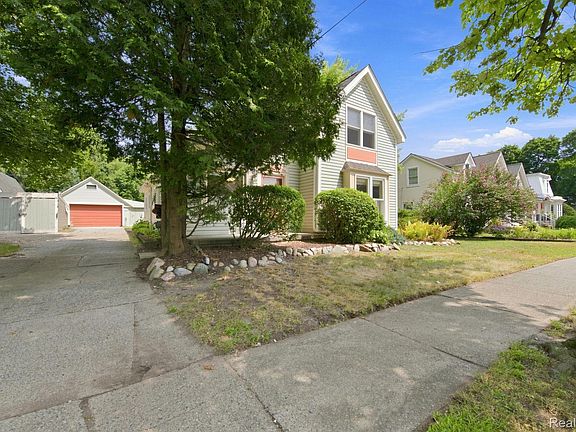 4th image of 79 Dennison St