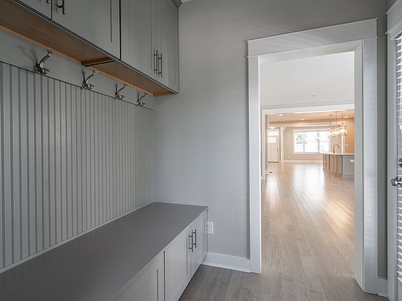5th image of 133 Garrett Ave