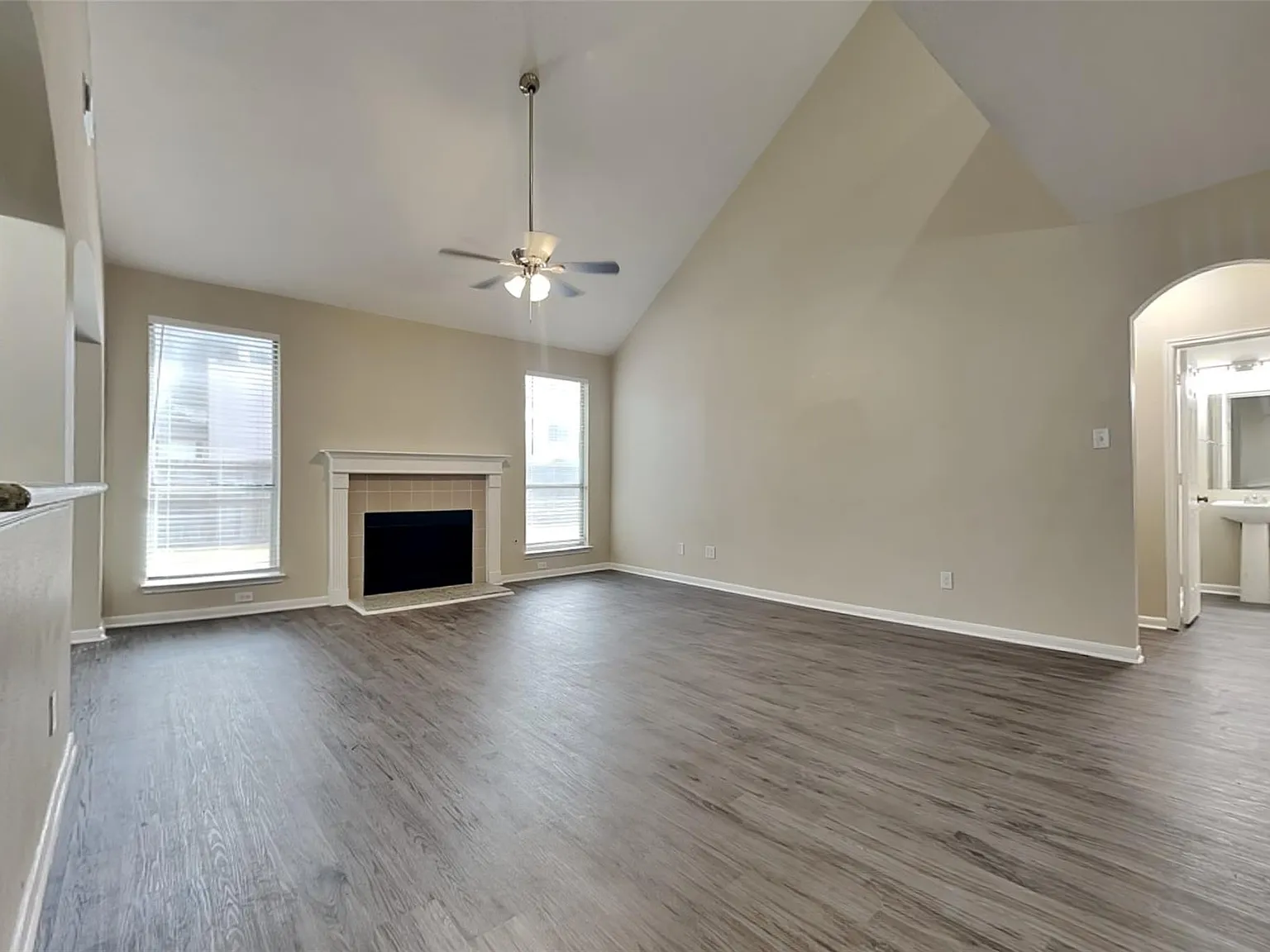 4 bed, 2.5 bath, 2718 sqft, $2,600 — Photo 3