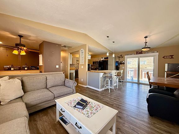 5th image of 102 Davis Cir