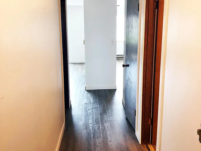 2121 E Jefferson St — Photo 12