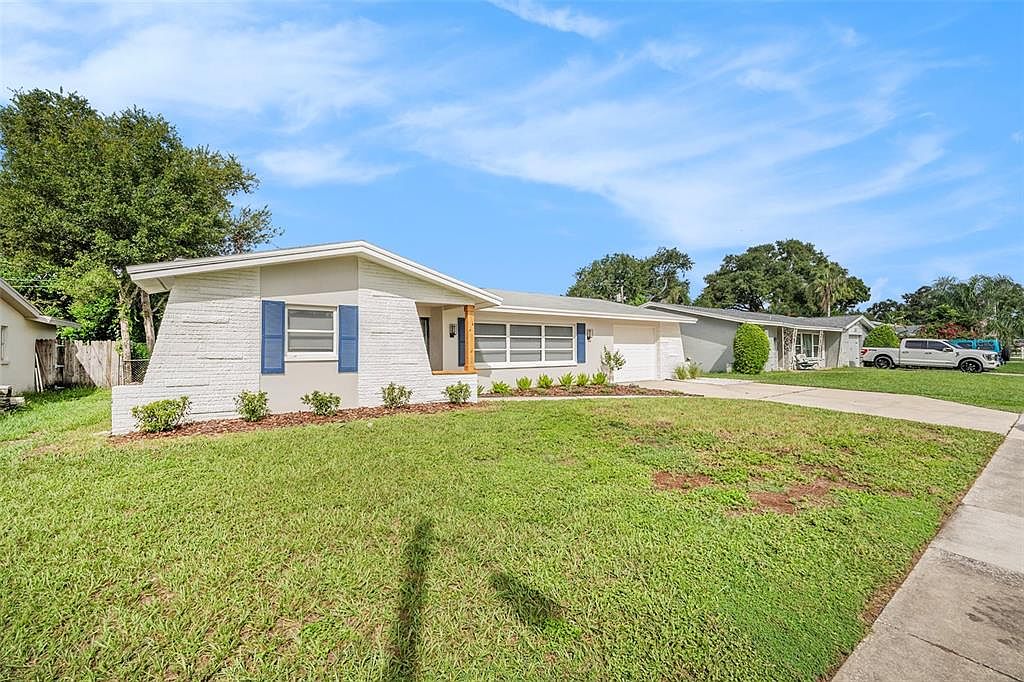 maron♡’s maron♡'s Saffron Logo Zip Wallet | GUESS Factory