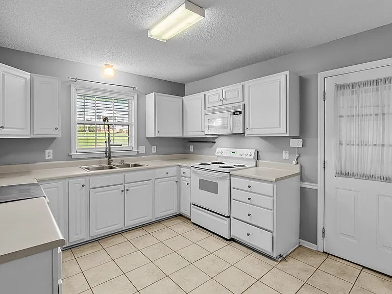 4035 Lenora Dr — Photo 5