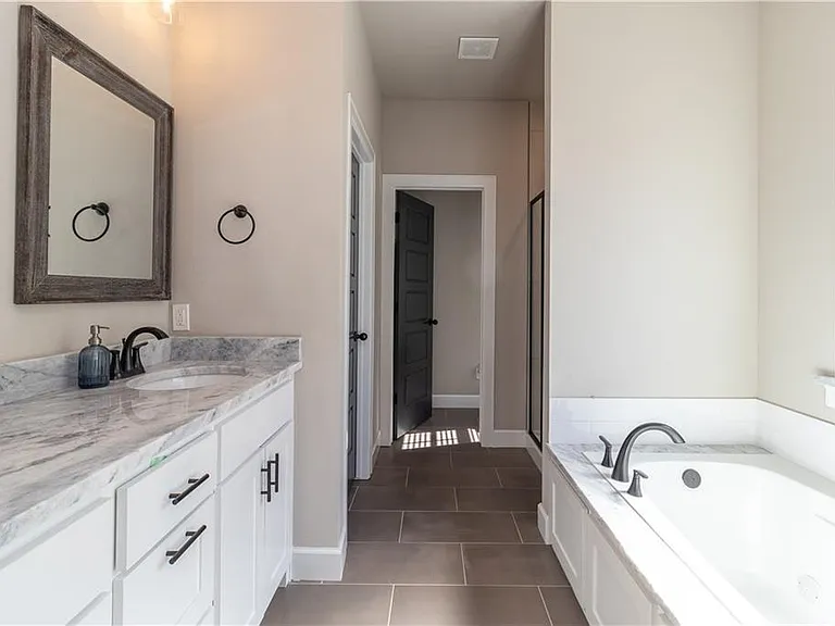 1137 Laux Ln — Photo 12