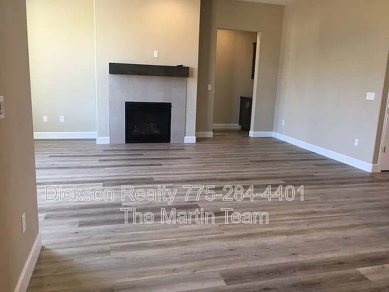 306 Commodore Dr — Photo 4