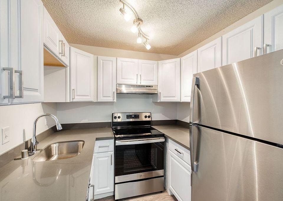 1st image of 424 Callan Ave #313