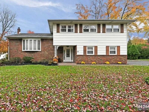 22 Brown Cir, Paramus, NJ 07652