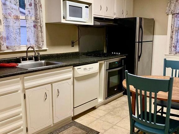 Full kitchen.