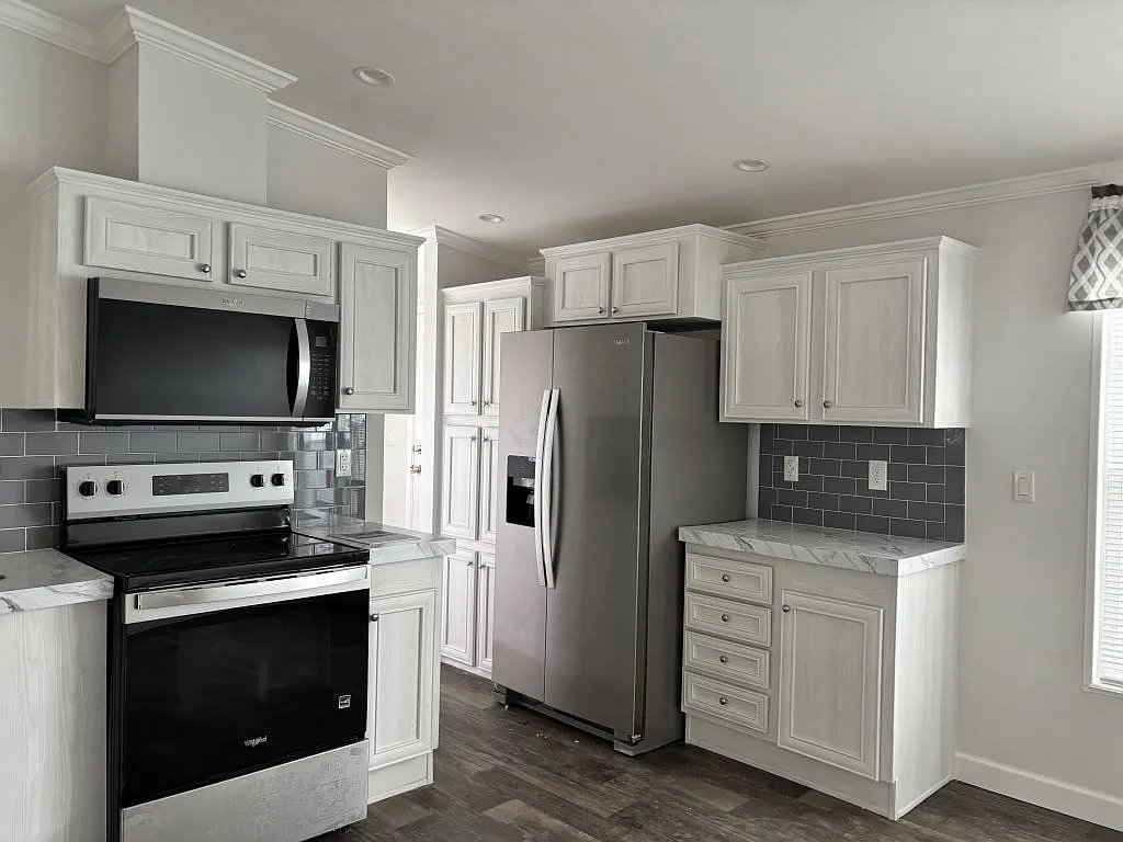 3 bed, 2.0 bath, 1042 sqft, $1,299 — Photo 2